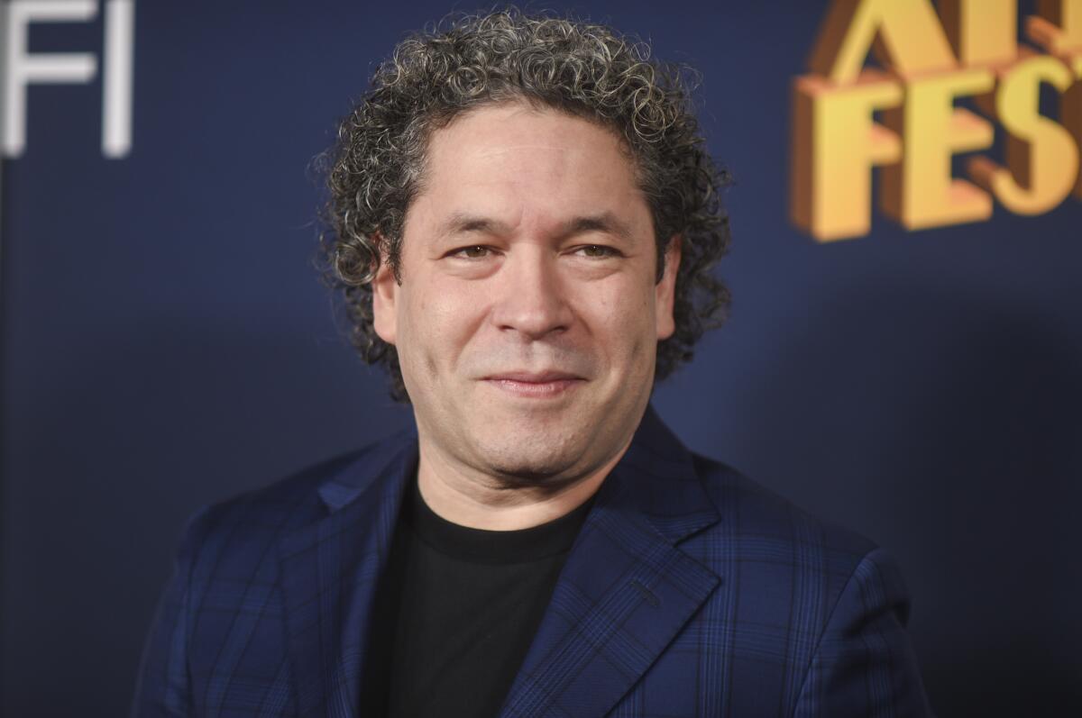 ARCHIVO - Gustavo Dudamel llega al estreno de "Music By John Williams"