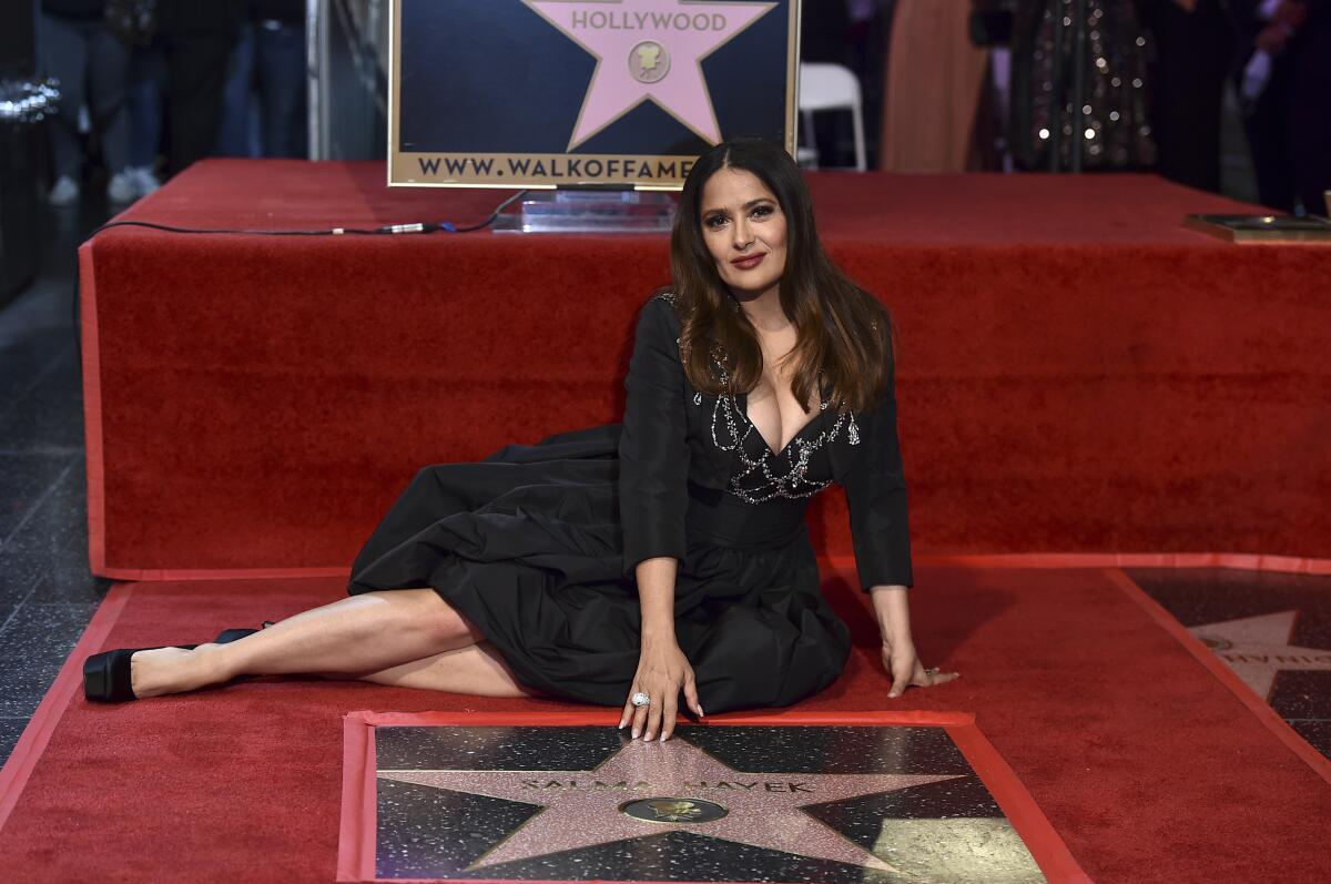 Salma Hayek posa junto a su flamante estrella en el Paseo de la Fama de Hollywood 