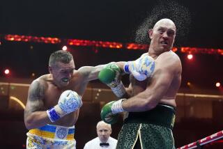 El ucraniano Oleksandr Usyk propina un golpe al británico Tyson Fury, durante su pelea por la unificación del título de los pesados, la madrugada del domingo 19 de mayo de 2024, en Riad (Nick Potts/PA via AP)