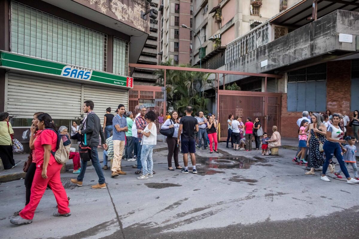 Un grupo de personas permanece en la calle luego de que se registrara un sismo hoy, martes 21 de agosto de 2018, en Caracas (Venezuela). Los venezolanos se vieron hoy estremecidos por un fuerte sismo de magnitud 6,3 con epicentro en el "sureste de Yaguarapano" en el oriente del país, de acuerdo con la Fundación Venezolana de Investigaciones Sismológicas (Funvisis), aunque el Servicio Geológico de EE.UU. reporta una magnitud de 7,0.