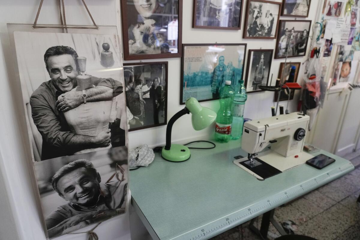 Fotografías de Umberto Tirelli (izquierda) junto a una máquina de coser en el Atelier Tirelli