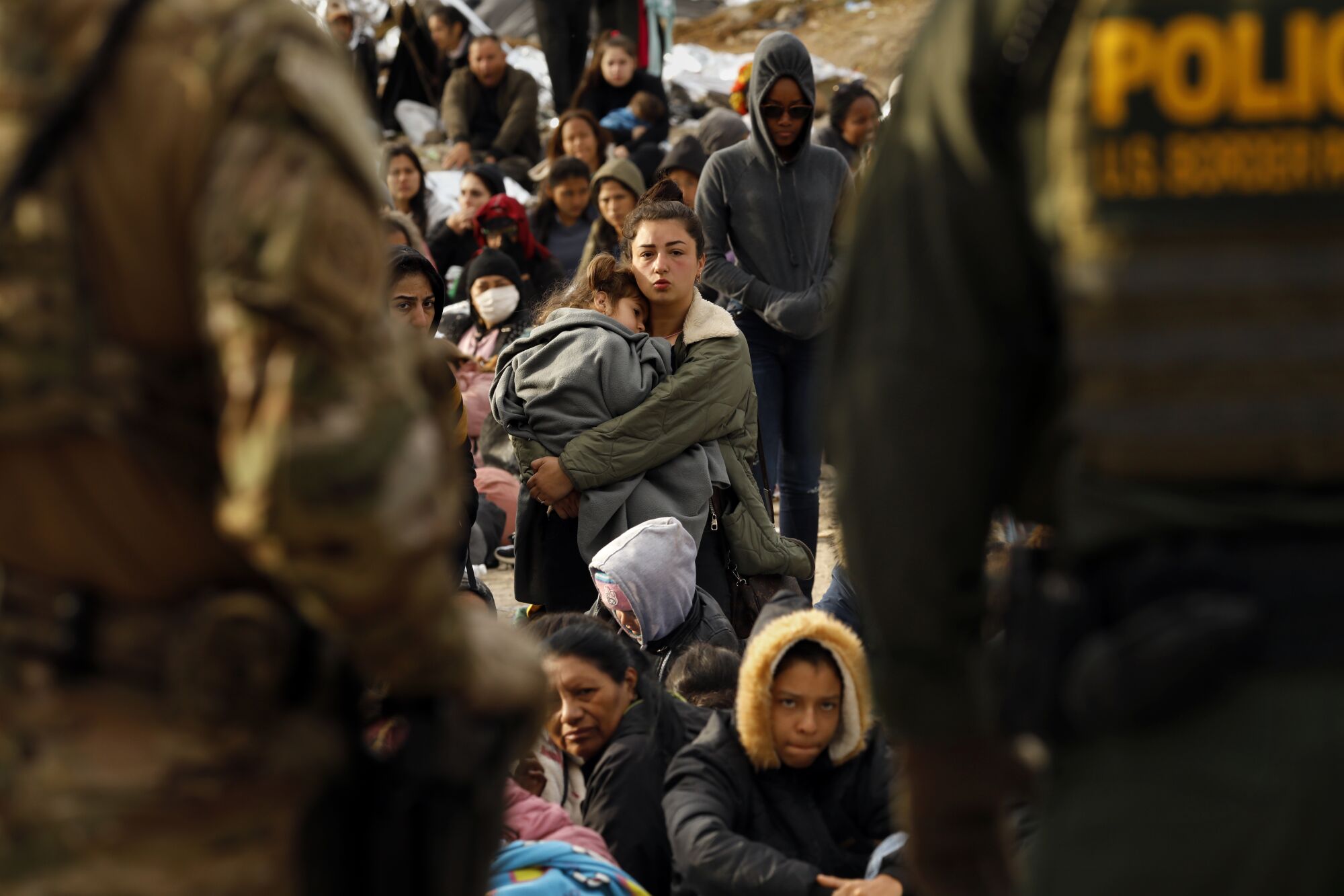 ABD sınır devriyesi ajanları, 11 Mayıs'ta Meksika'nın Tijuana kentinden ABD'ye geçmek isteyen göçmenlerle temas kuruyor.