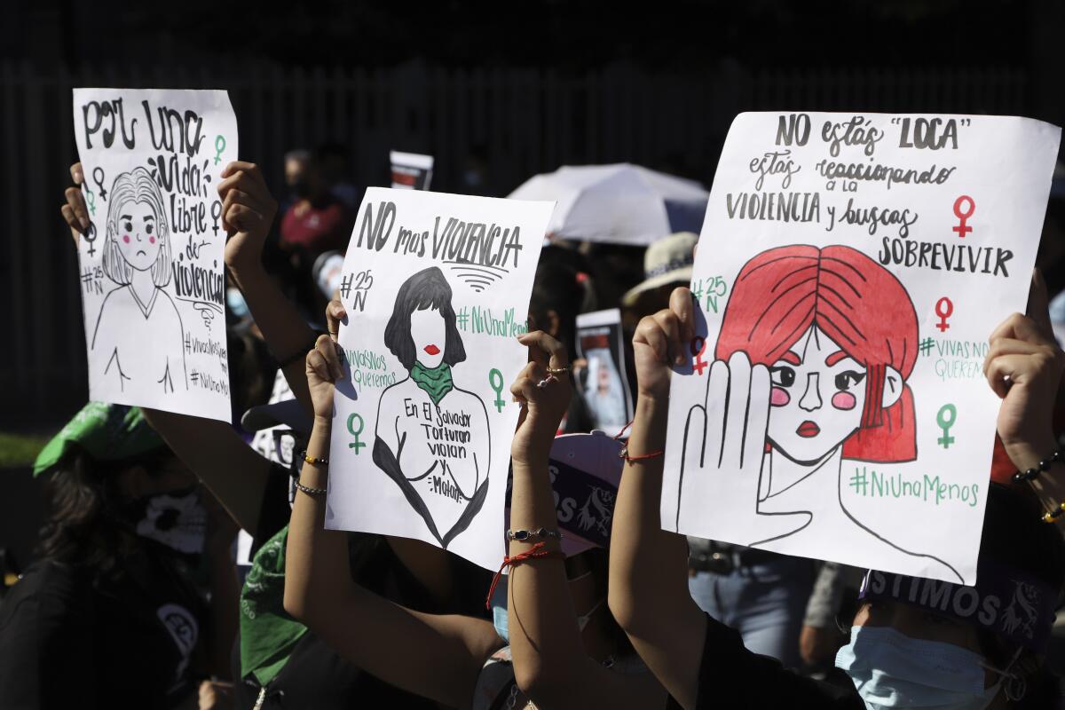 ARCHIVO - Mujeres protestan en demanda de acción al gobierno del presidente Nayib Bukele 
