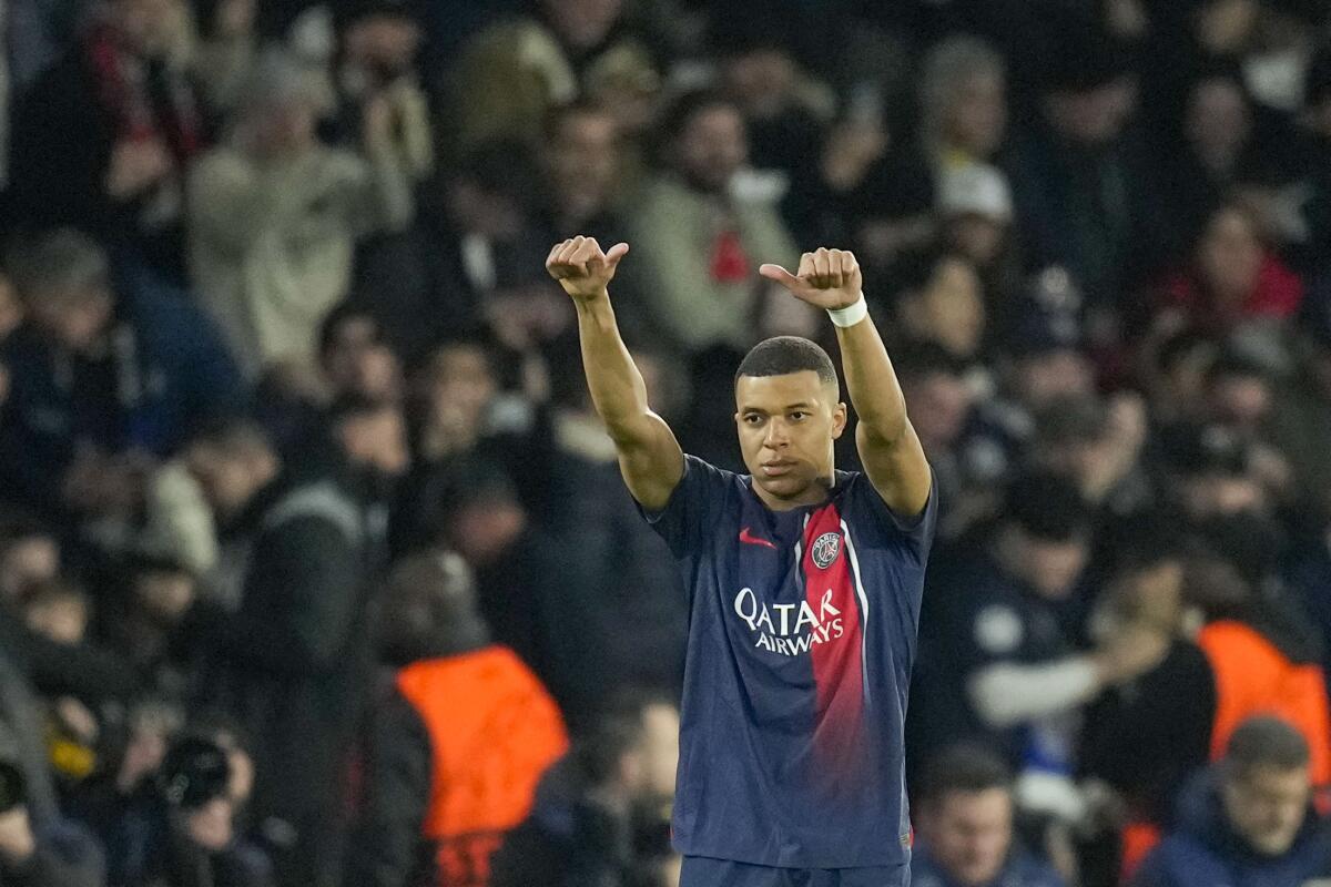 Kylian Mbappé del Paris Saint-Germain celebra tras anotar el primer gol 