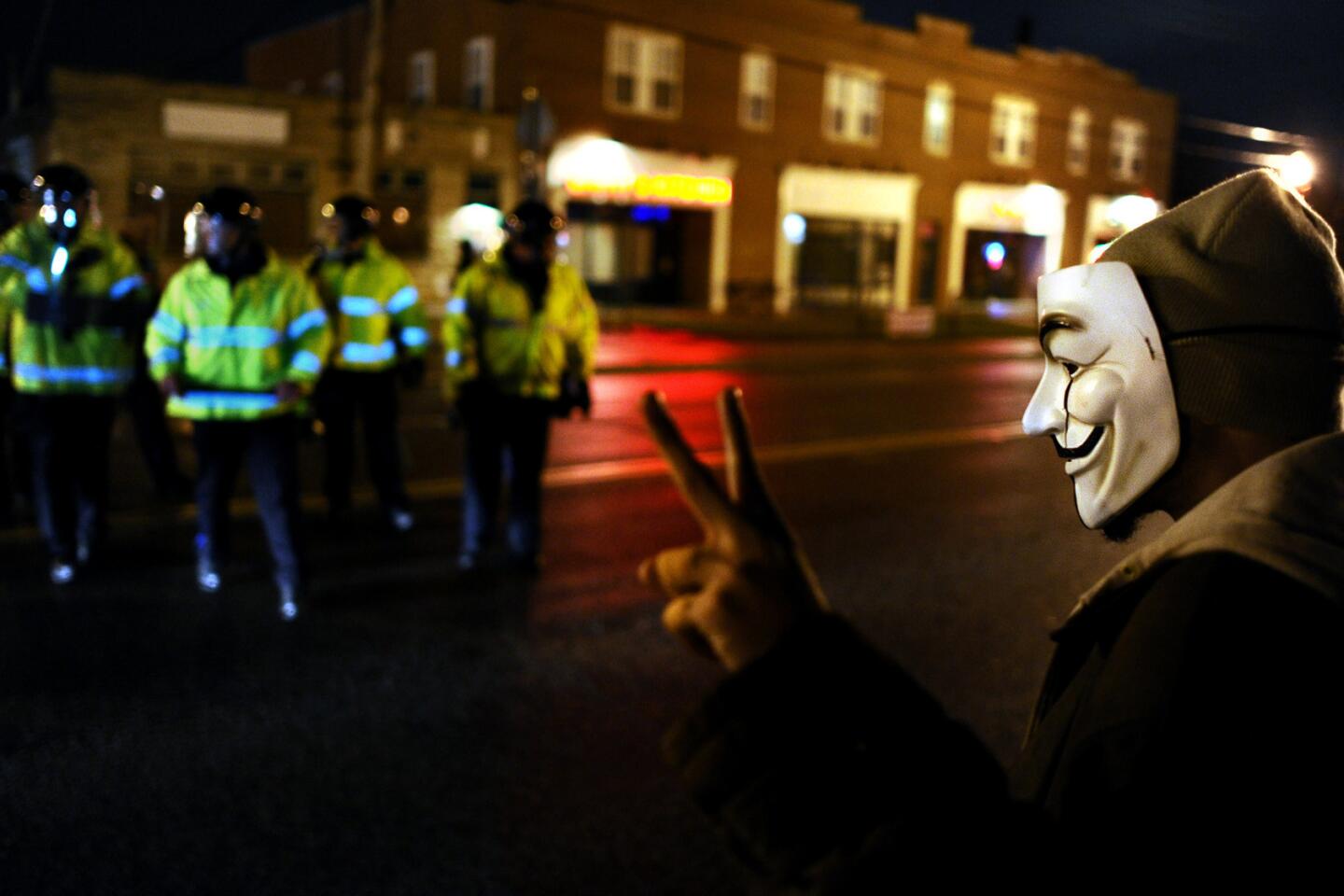 Surveillance shows looting of shoe store near Ferguson night after