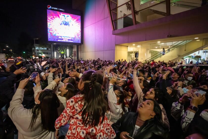 Miles de fans se reúnen en WTC de la Ciudad de México donde confirmaron que RBD regresa a los escenarios de 26 ciudades con "Soy Rebelde Tour".