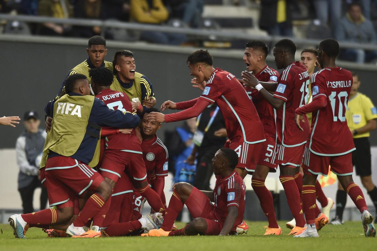 Los jugadores de Colombia celebran el segundo gol para la victoria 2-1 ante Israel 