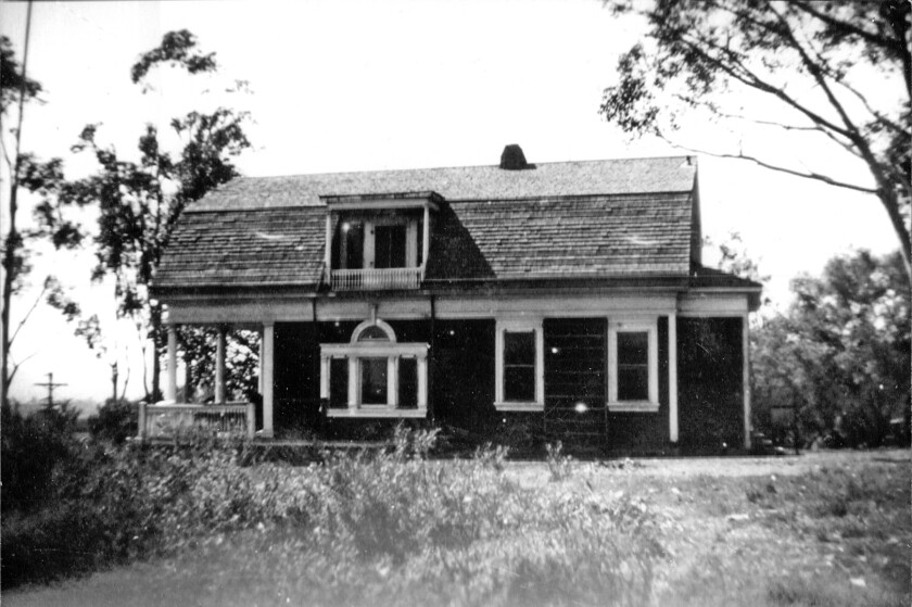 Uma fotografia de família dos Farringtons da casa de Grant na década de 1940, antes de suas adições e mudanças na década de 1950.