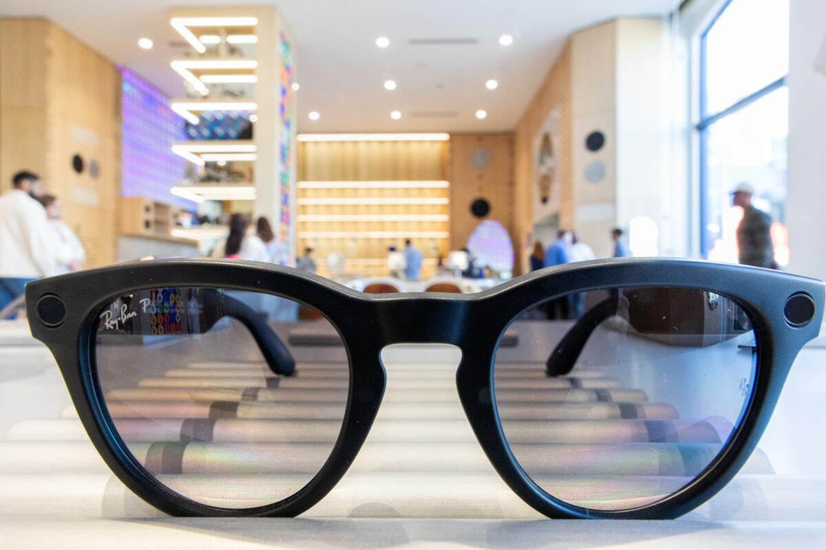 Meta Lab店内展示AI眼镜,空间融合滑板文化