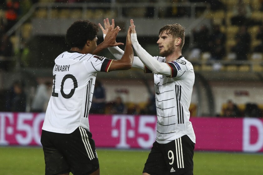 Timo Werner (derecha) celebra luego de anotar el segundo gol de Alemania 