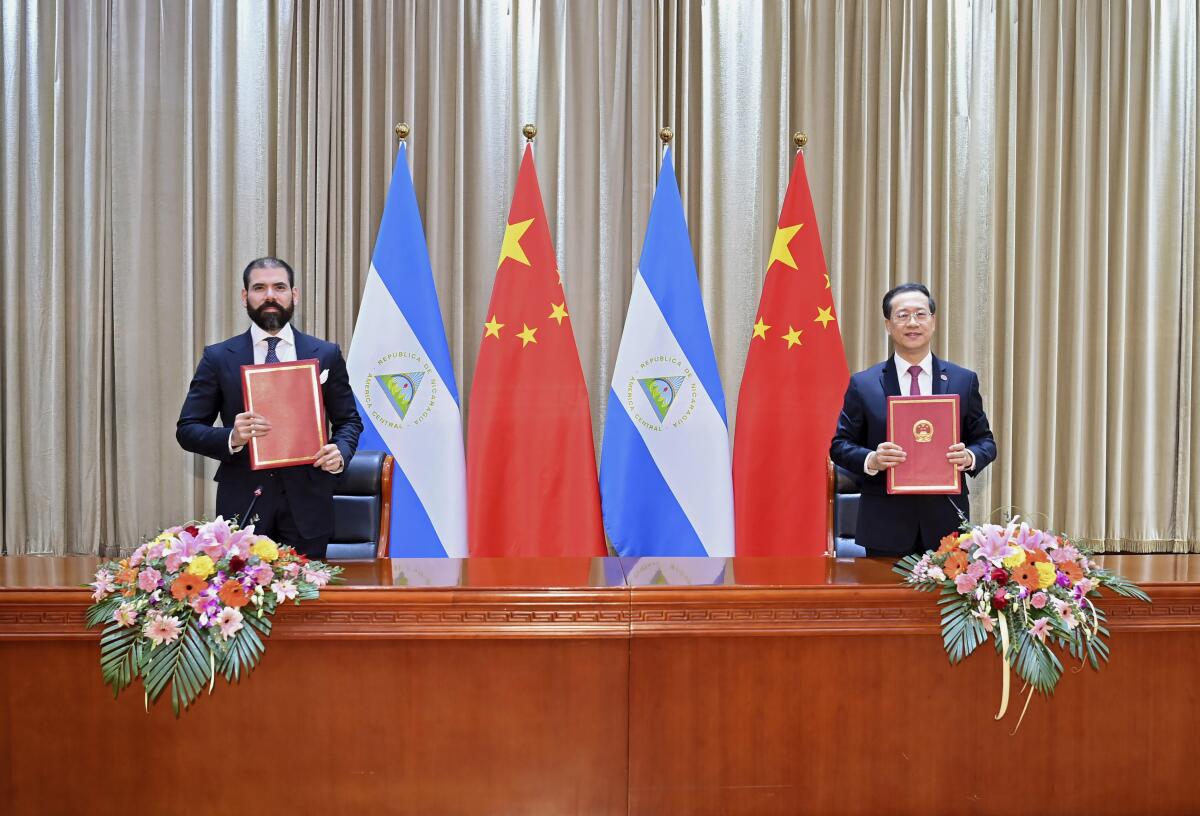 Representatives from Nicaragua and China at a signing ceremony