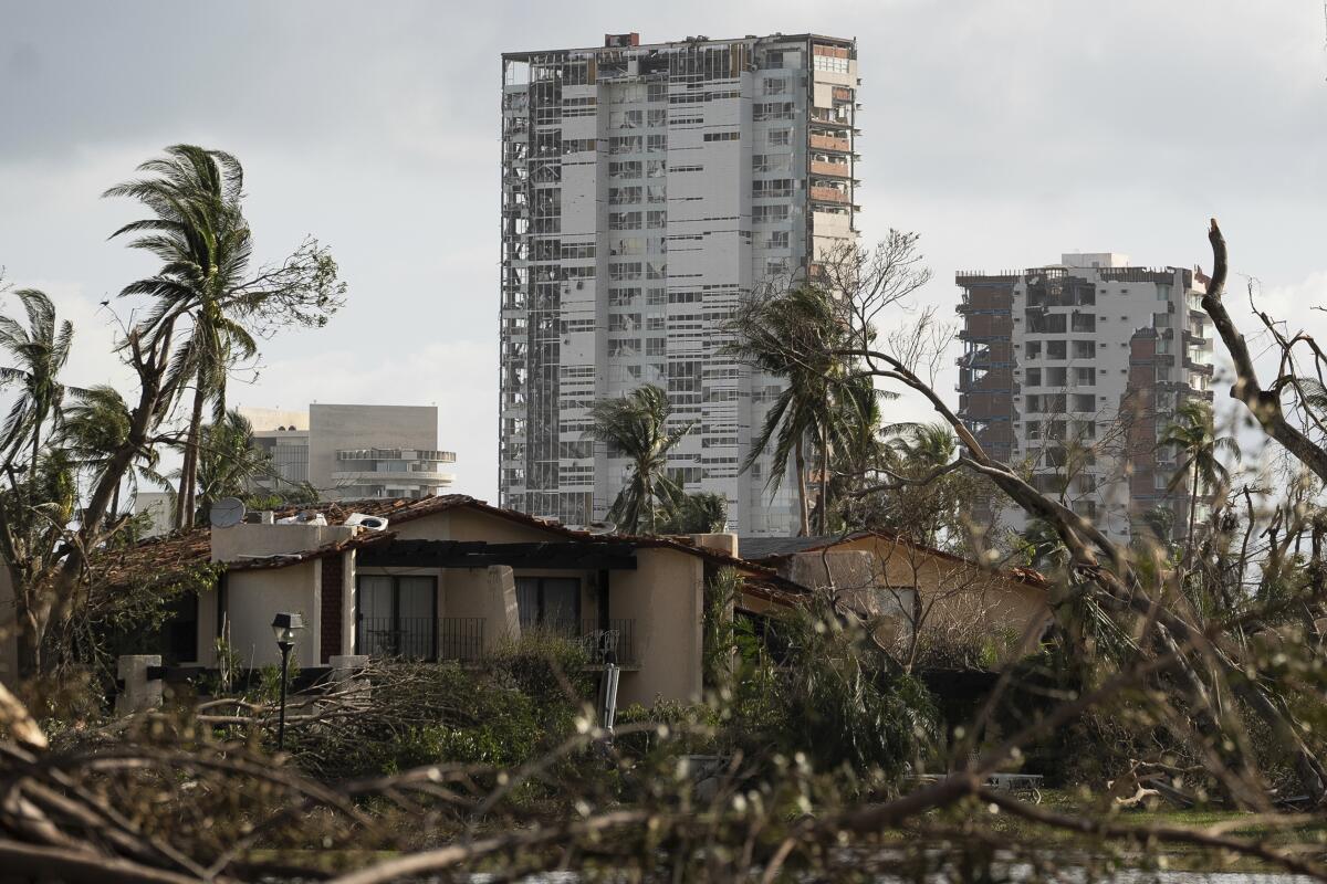 Edificios rodeados de escombros tras el paso del devastador huracán Otis, 