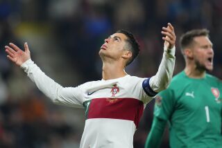 El delantero portugués Cristiano Ronaldo reacciona durante el partido contra la República Checa en la Liga de Naciones, el 24 de septiembre de 2022 (AP Foto/Petr David Josek)