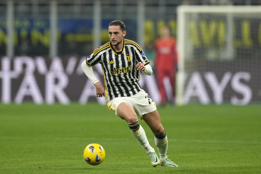 ARCHIVO - Adrien Rabiot de la Juventus avanza con el balón en el partido contra el Inter de Milán, en la Serie A, el domingo 4 de febrero de 2024. (AP Foto/Antonio Calanni)