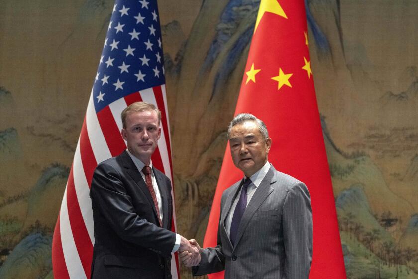 Wang Yi (derecha), director de la Oficina de la Comisión Central de Asuntos Exteriores del Partido Comunista, estrecha la mano de Jake Sullivan, asesor de seguridad nacional de la Casa Blanca, en Beijing, el martes 27 de agosto de 2024. (AP Foto/Ng Han Guan Pool)