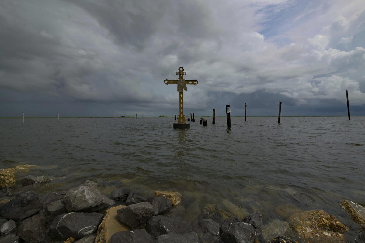 ARCHIVO - Una cruz se yergue en Shell Beach en honor de las personas fallecidas