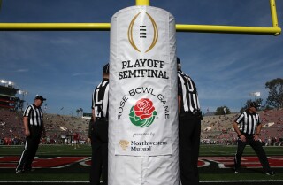 Referees bereiden zich voor op de Rose Bowl game.