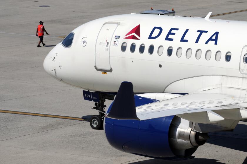 ARCHIVO - Un avión de Delta Air Lines se prepara para despegar, el viernes 19 de julio de 2024, en el Aeropuerto Internacional Logan, en Boston. (AP Foto/Michael Dwyer, archivo)