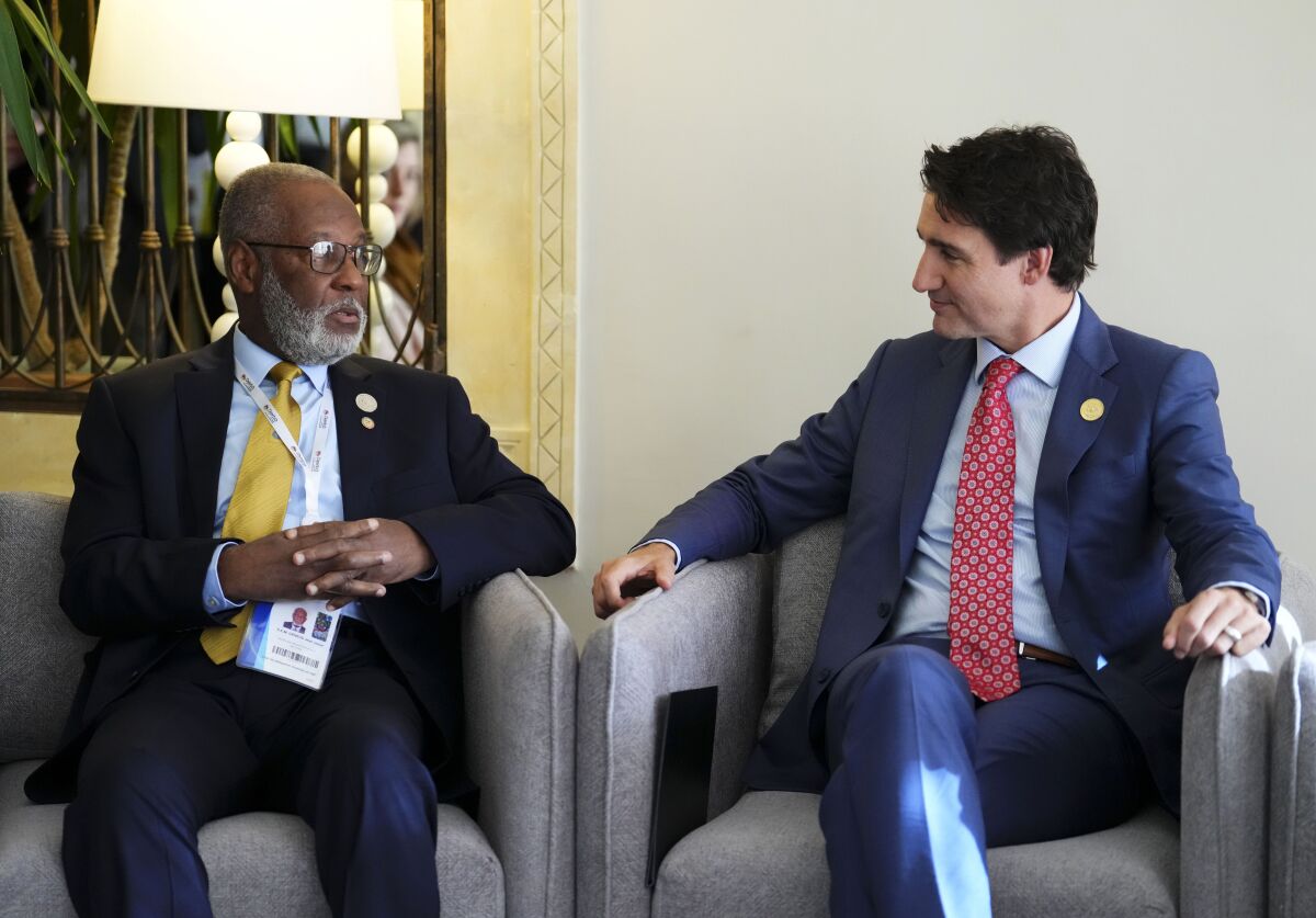  hablan sobre la situación en Haití en el marco de la Cumbre de la Francofonía, el domingo 20 de noviembre de 2022, en Yerba, Túnez. (Sean Kilpatrick/The Canadian Press vía AP)