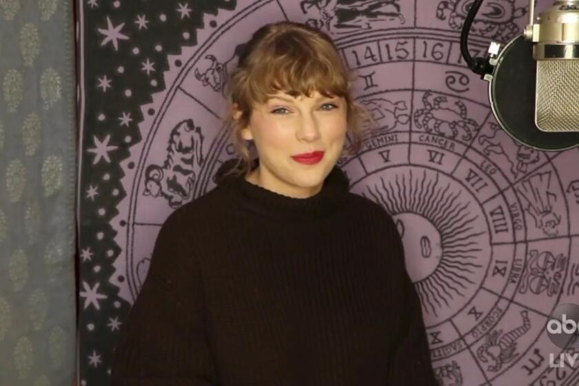 Imagen facilitada por la cadena ABC el domingo 22 de noviembre de 2020, de Taylor Swift aceptando el galardón al artista del año durante la ceremonia de los premios American Music en el teatro Microsoft en Los Ángeles. (ABC vía AP)