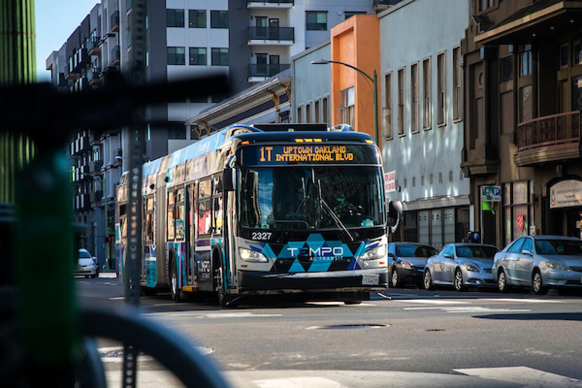 AC Transit buses circulate in downtown Oakland on Jan. 20, 2022. Photo by Martin do Nascimento/CalMatters