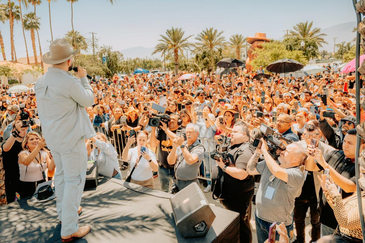 Carin León frente a su público de la localidad de Coachella tras recibir "La Llave de la Ciudad".