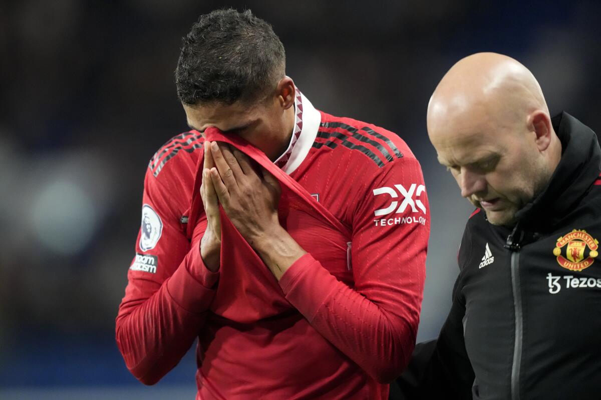 Raphael Varane del Manchester United reacciona mientras abandona el campo con una lesión 