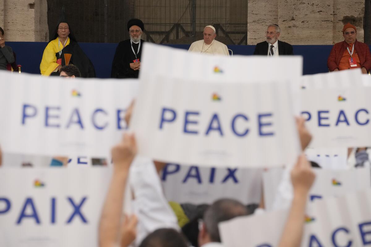 El papa Francisco en una conferencia con otros líderes religiosos en el Coliseo de Roma, Italia, 