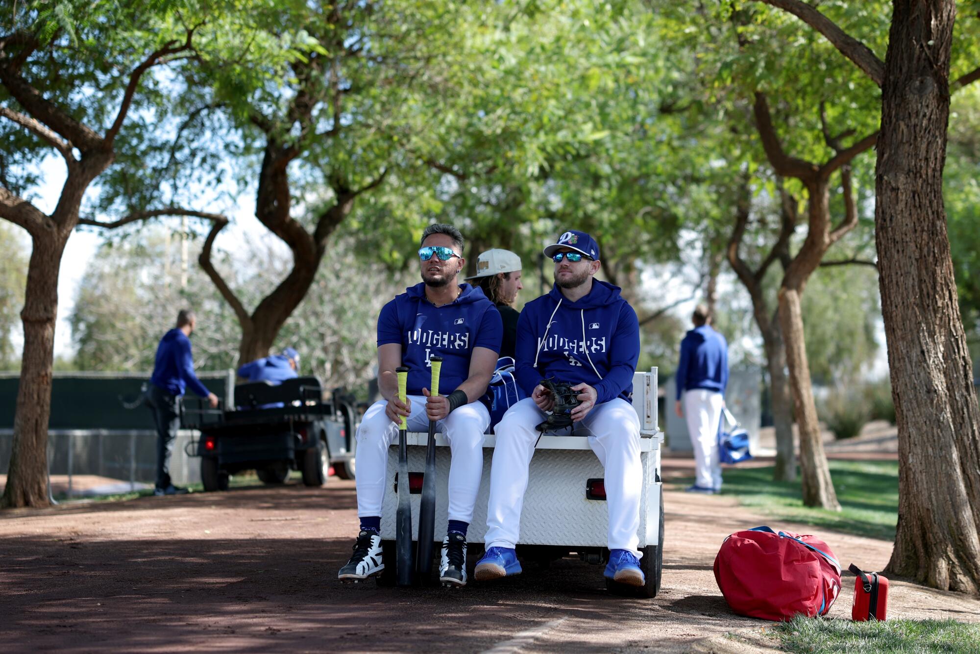 Miguel Rojas ve Max Muncy bir at arabasının arkasında gezintiye çıkıyor.