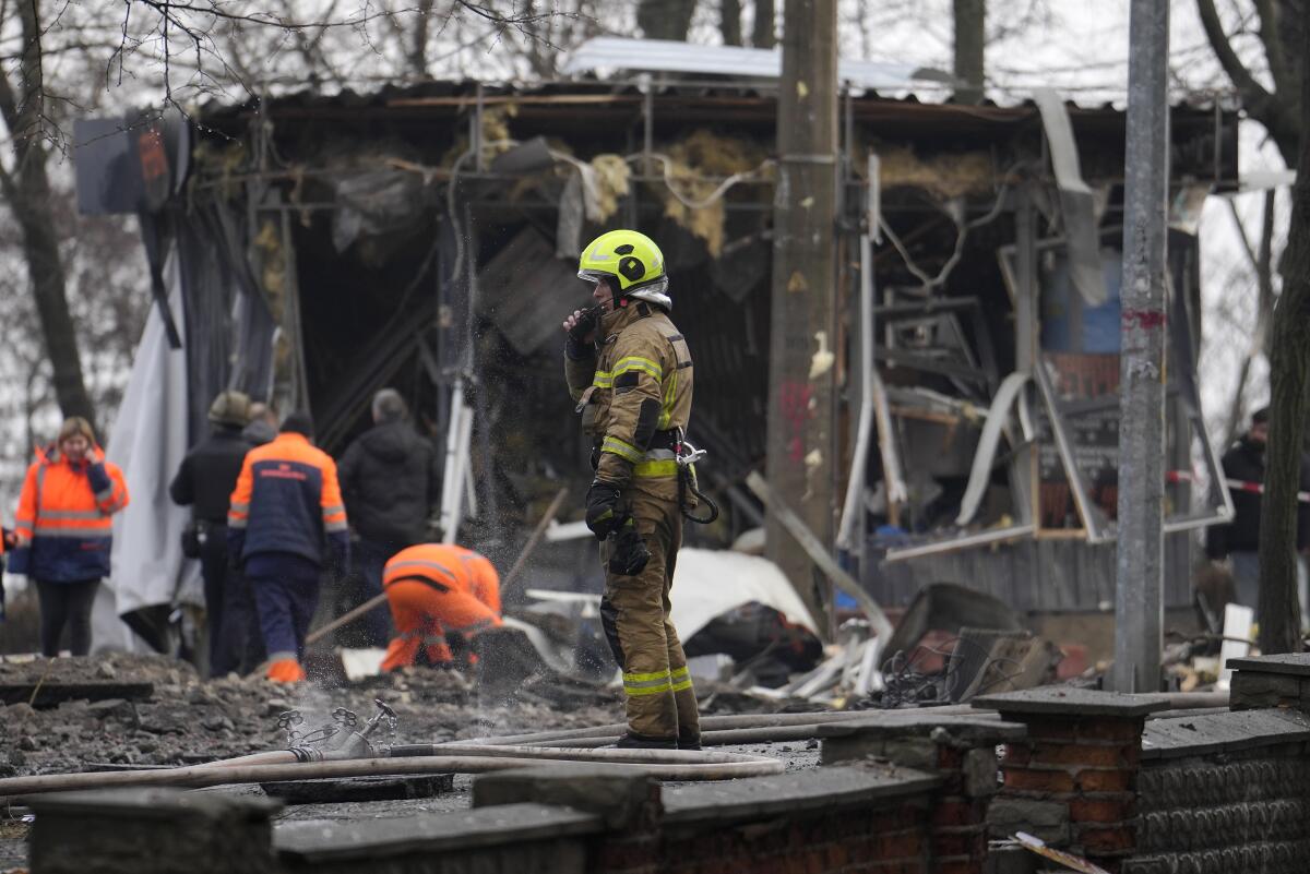 Un bomberos, entre los escombros tras un ataque ruso en Kiev, Ucrania, el 21 de marzo de 2024. 