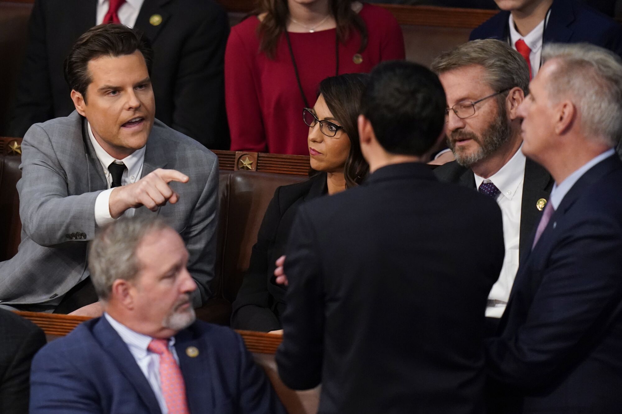 Le représentant Matt Gaetz, à gauche, pointant du doigt pendant que les législateurs parlent