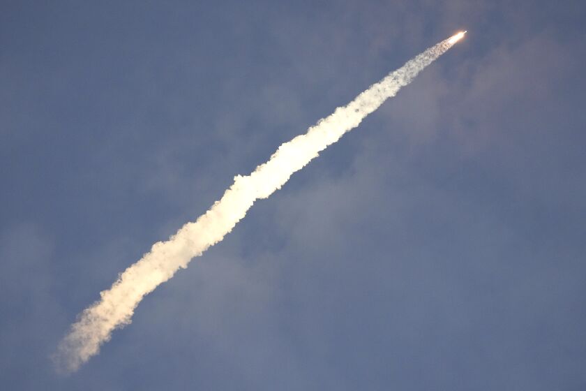 Un cohete Falcon 9 de SpaceX, con una carga de 40 satélites para la empresa de comunicación de banda ancha OneWeb, despega el jueves 8 de diciembre de 2022 de la plataforma 39A del Centro Espacial Kennedy en Cabo Cañaveral, Florida. (AP Foto/John Raoux)