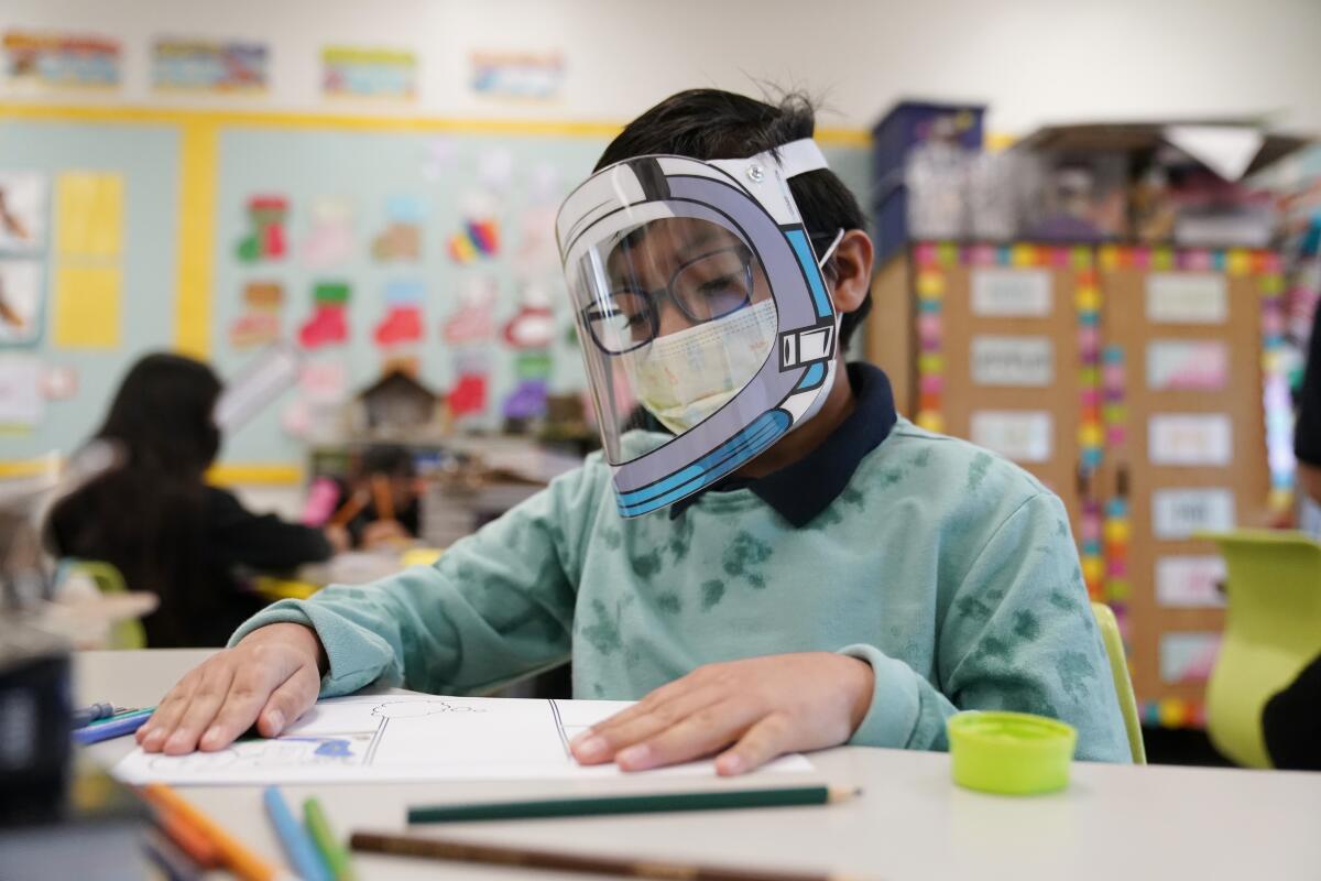 Un estudiante con máscara en una escuela de Lynwood, California, el 12 de enero del 2022. 