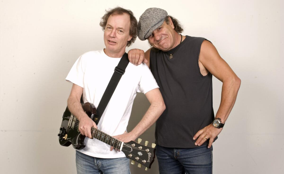 Brian Johnson (der.) al lado del guitarrista Angus Young, de AC/DC, con quien estaria trabajando nuevamente.