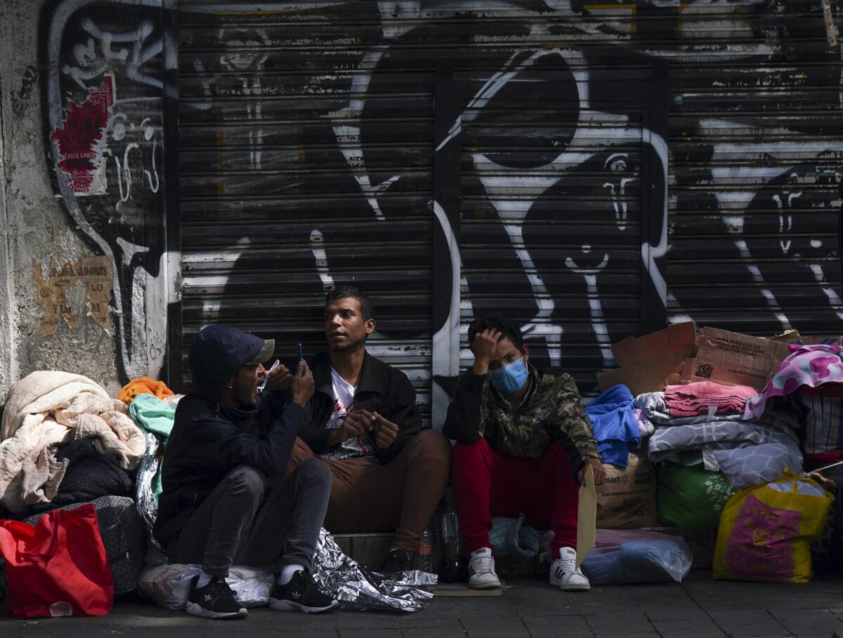 Migrantes venezolanos esperan ayuda afuera de la Comisión Mexicana de Ayuda a Refugiados