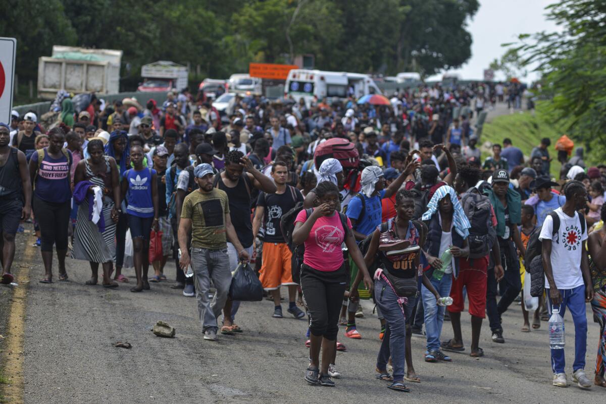 Migrantes caminan por la carretera 200 en ruta a Huixtla cerca de Tapachula, estado de Chiapas