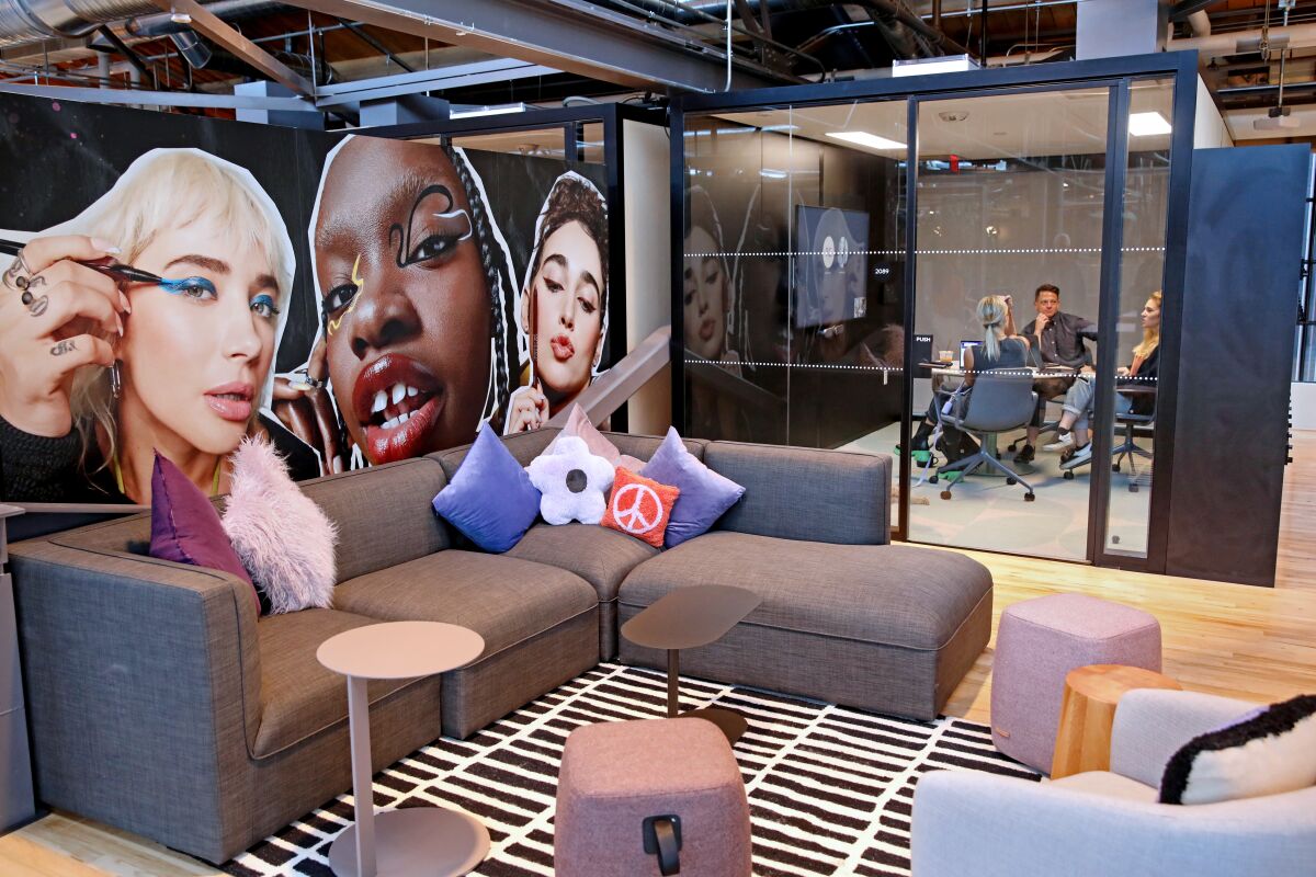 L'Oréal has multiple spaces for employees to work independently or collaborate.