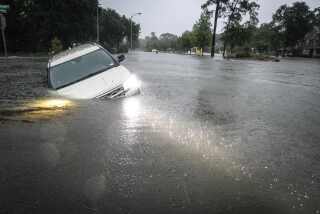 Una camioneta SUV varada en una calle inundada durante una fuerte tormenta, el jueves 2 de mayo de 2024, en Spring, Texas. (Brett Coomer/Houston Chronicle vía AP)
