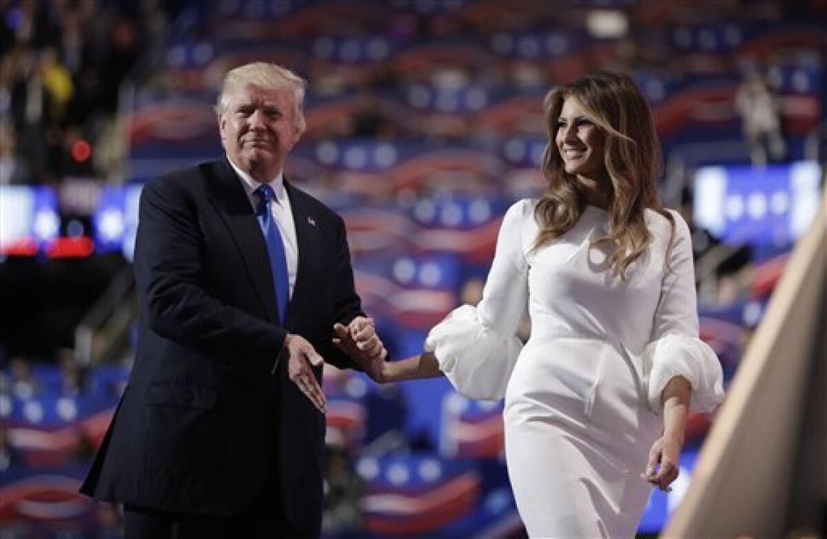 El candidato presidencial republicano Donald Trump acompaña en el escenario a su esposa Melania durante la Convención Nacional Republicana, el lunes 18 de julio de 2016, en Cleveland, Ohio. (AP Foto/John Locher)