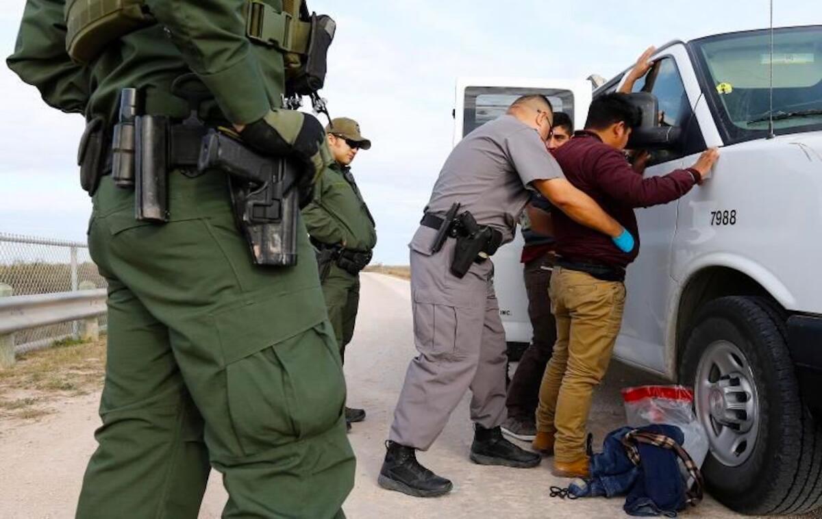 Corte detiene la deportación de un hombre detenido "por su apariencia latina"