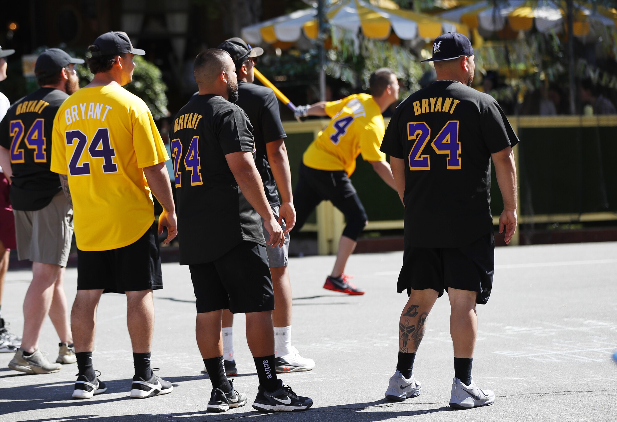 I membri degli Inland Empire Mambas guardano il presidente Diane giocare allo Stickball di San Diego 