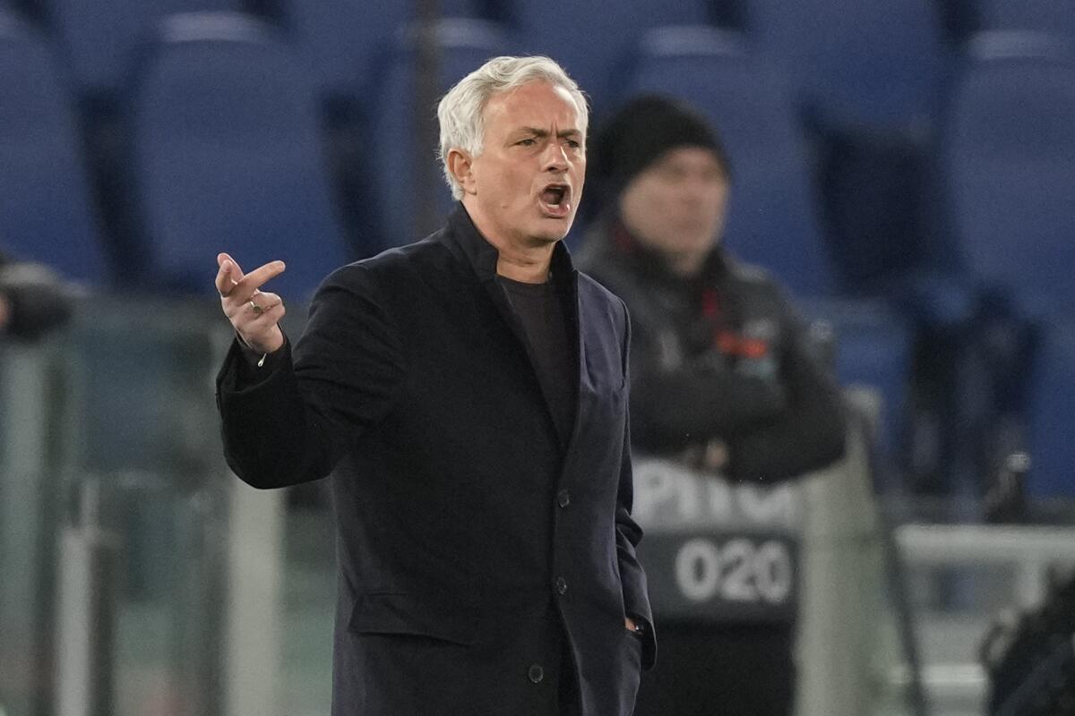 El técnico de la Roma Jose Mourinho le grita a los jugadores durante el encuentro ante el Sheriff 