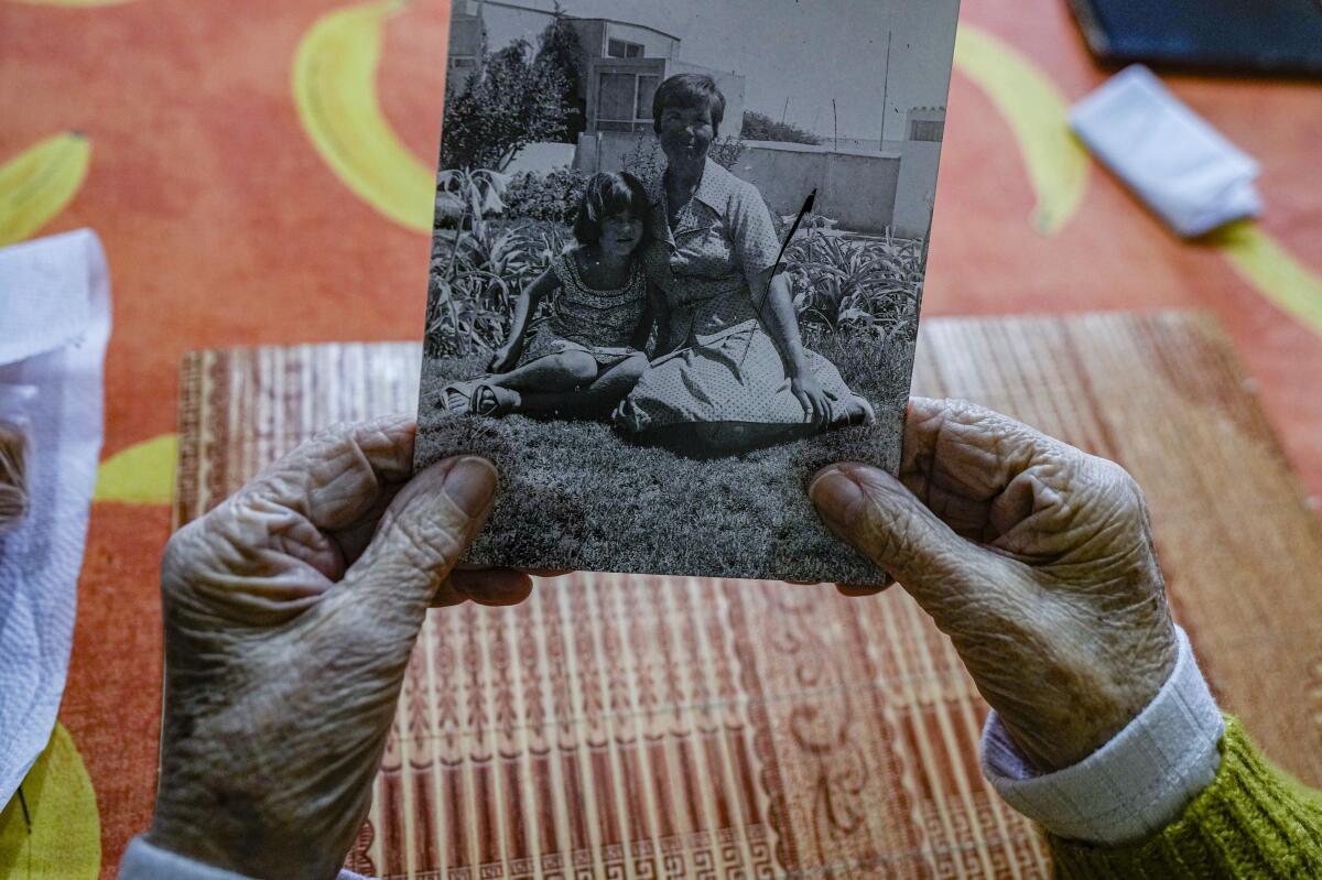 Eliana Rodríguez sostiene una fotografía de ella con su hija Yelena Monroy en su casa en La Serena, 