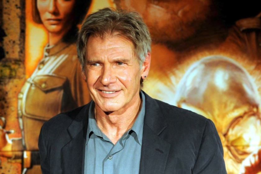 El actor estadounidense Harrison Ford es fotografiado junto a un cartel promocional durante la presentación de “Indiana Jones y el reino de la Calavera de Cristal” en Tokio en 2008. EFE/Franck Robichon