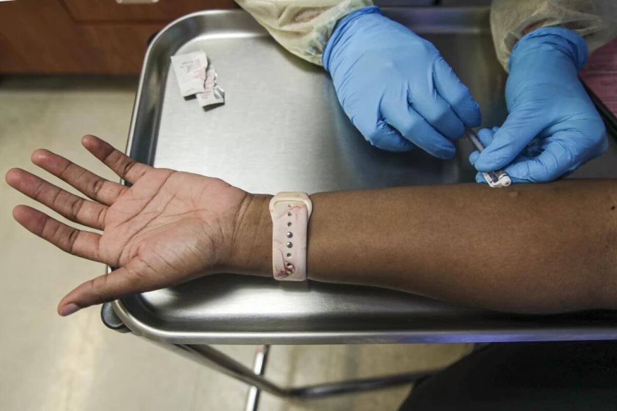 Una persona se vacuna contra la viruela del mono en una clínica de St. John’s Community Health en Leimert Park.