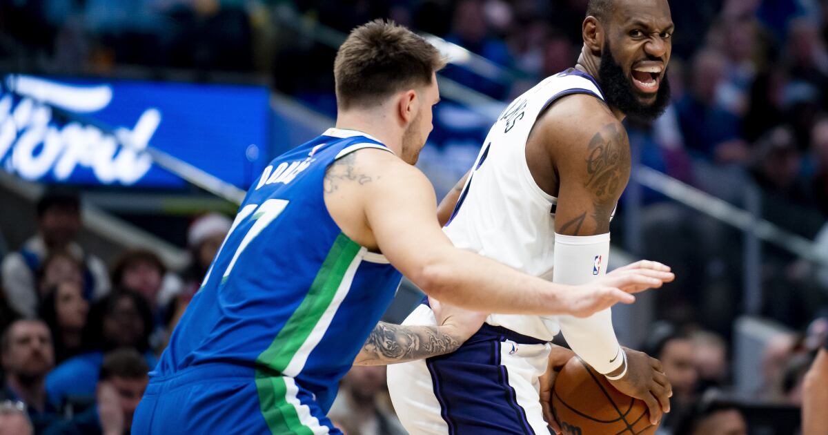 Lakers’ third-quarter woes lead to lopsided loss in Dallas