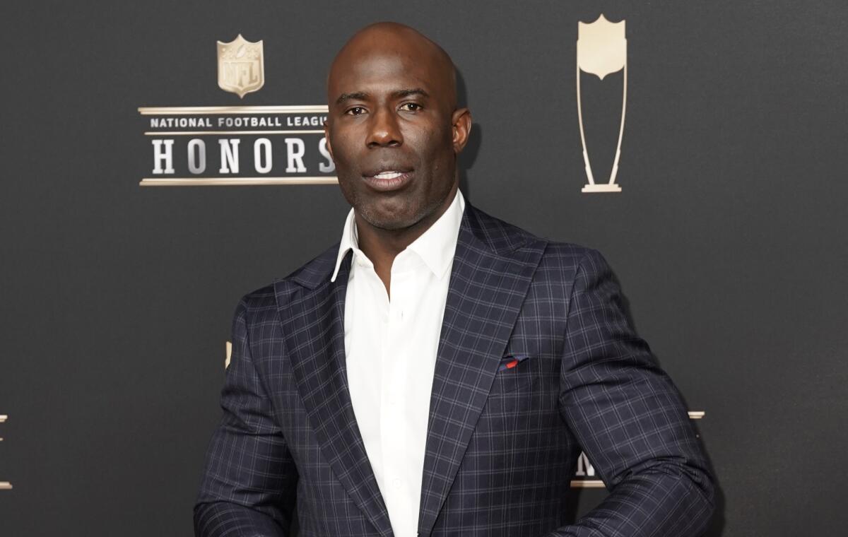 Terrell Davis says United banned him after tapping flight attendant - Los Angeles Times