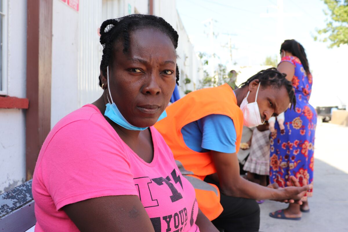 Violene Marseille, de 36 años, de Haití, posa para un retrato en Monterrey, México