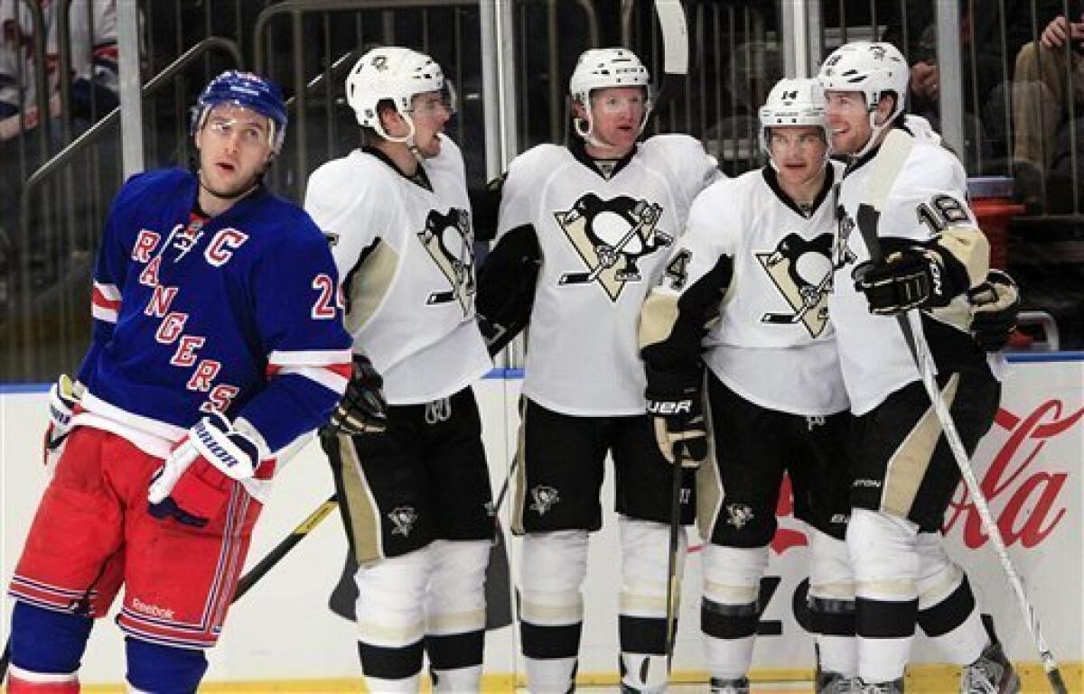 Pittsburgh Penguins' Eric Tangradi (25) fights New York Rangers