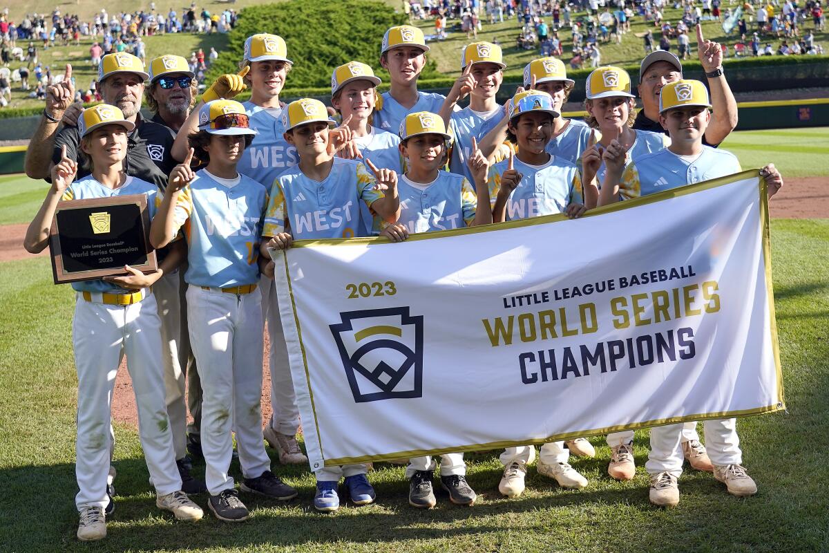 El Segundo players pose with the championship banner.